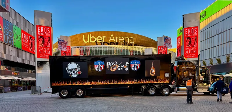 Die Showtruckbar am Abend vor der Uber Arena