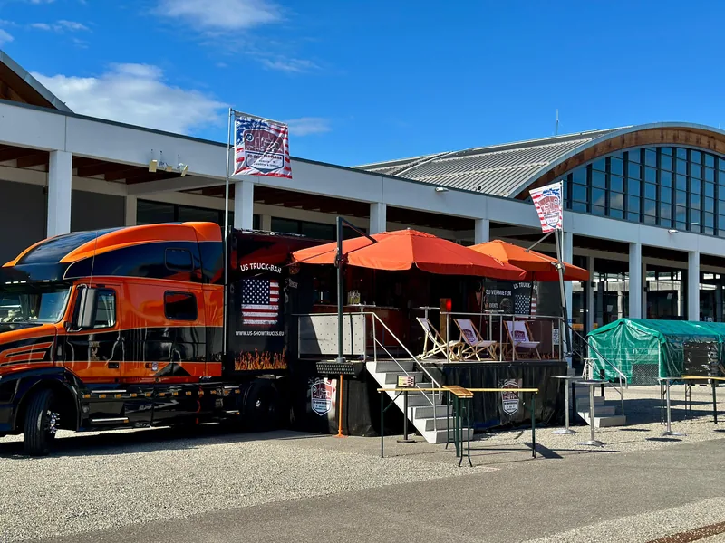 Bar und Lounge des Showtrucks auf dem Messegelände Friedrichshafen