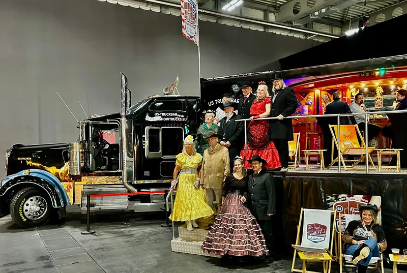 Messestand mit Truck-Bar und Kostümen auf der Country-Messe Erfurt