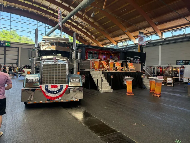 Der Showtruck in einer Ausstellungshalle