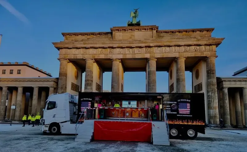 Showtruck und Bar vor dem Brandenburger Tor in Berlin