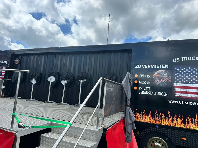 Geöffnete US Truck-Bar mit Treppe und Flammendekor am Trailer