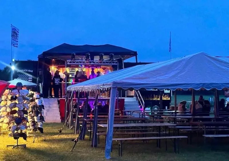 Abendstimmung an der Showbühne mit Publikum und Zeltdach