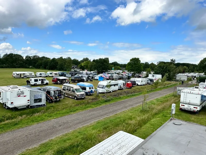Reihe amerikanischer Wohnmobile auf der Wiese des Gruppentreffens