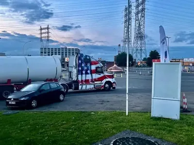 Der Truck steht am Abend auf einem Parkplatz bei Liège