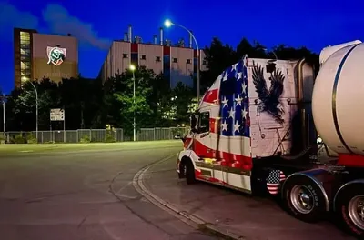 Der Truck in der Dämmerung vor einem Gebäude in Liège