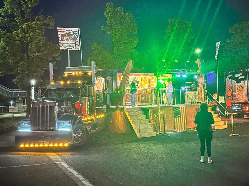 Der Showtruck bei Nacht in grünem Licht der Bühnenscheinwerfer