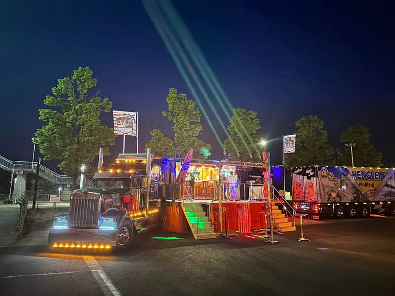 Nächtliche Lichtshow an der geöffneten Showbühne