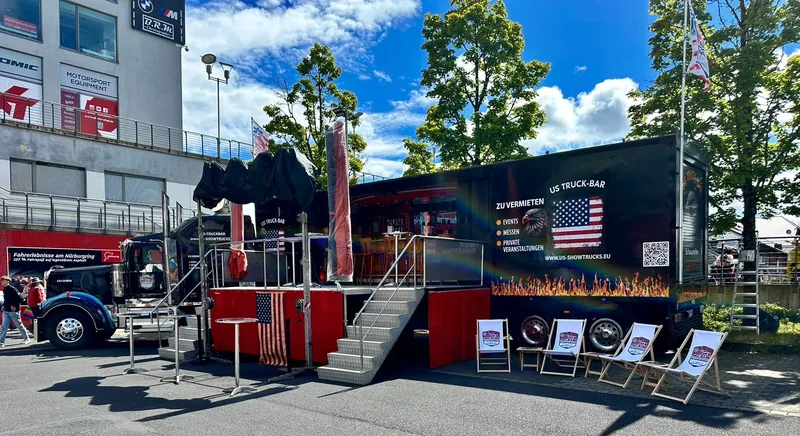 US Truck-Bar mit Sitzgelegenheiten auf dem Fahrerlagergelände