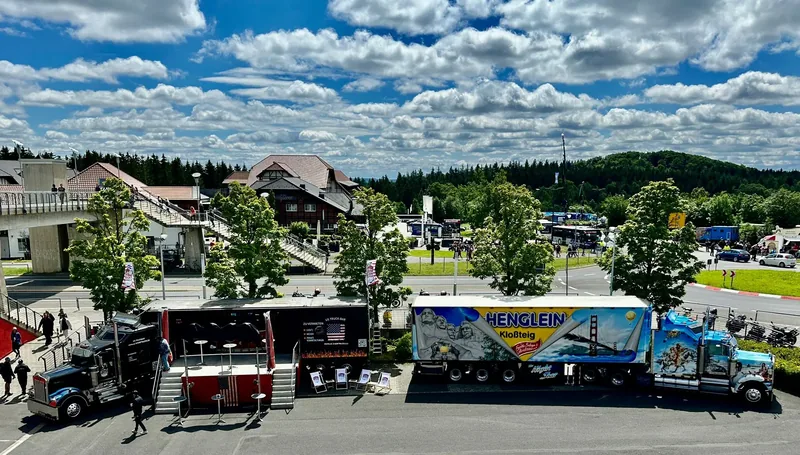 Showbühne mit Liegestühlen und US-Flaggen am Nürburgring