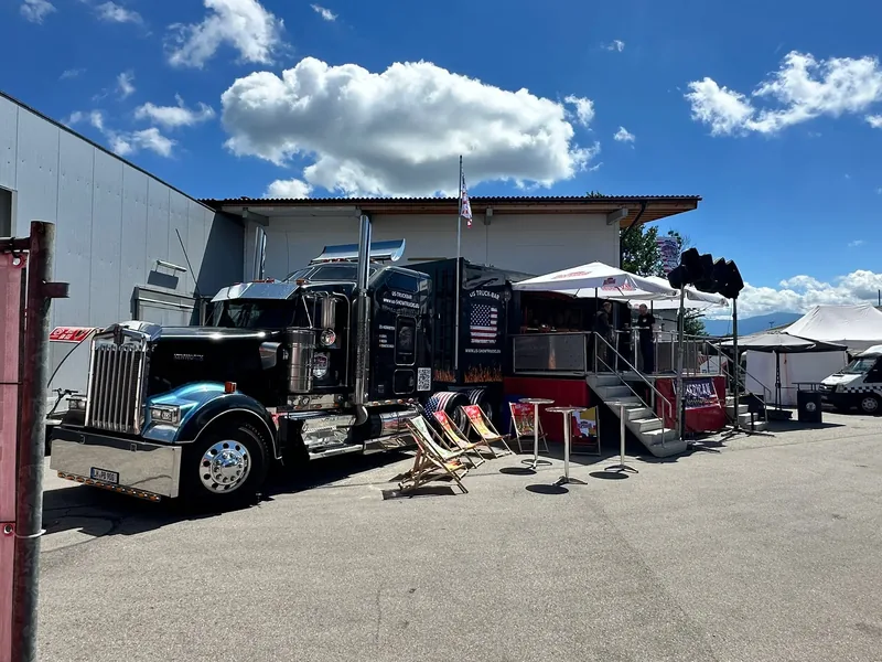 Der Showtruck mit geöffneter Bar und Liegestühlen bei Sonnenschein