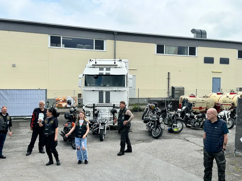 Motorräder und Besuchergruppen auf dem Treffengelände