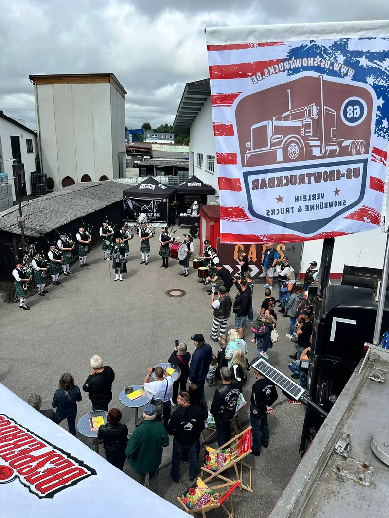 Blick von oben auf das Publikum vor der Showbühne