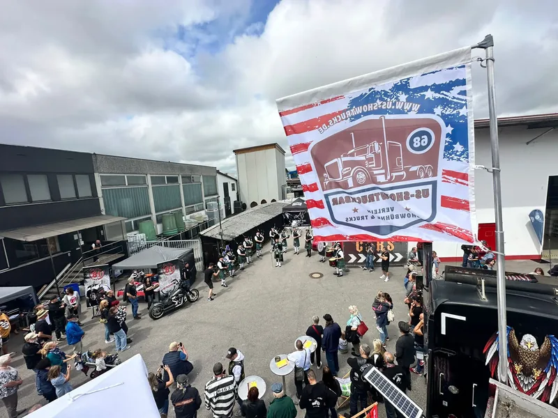 Banner mit dem US-Showtruckbar-Logo über dem Veranstaltungsgelände