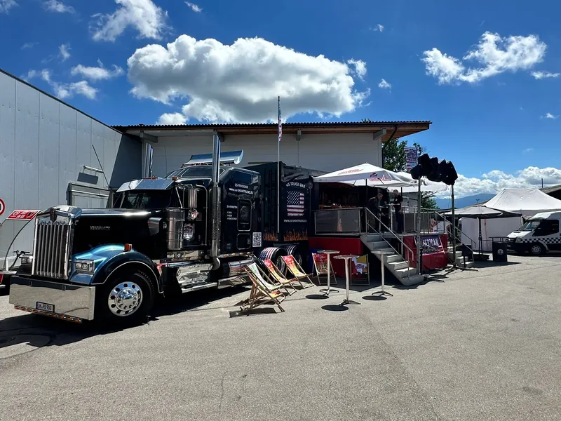Schwarzer Kenworth mit ausgeklappter Bar auf dem Veranstaltungsgelände