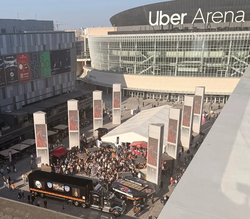 Der beleuchtete Showtrailer auf dem Festivalgelände an der Uber Arena