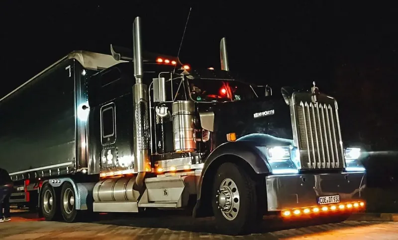 Showtruck mit eingeschalteten Scheinwerfern in der Dämmerung