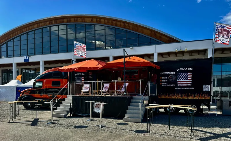 Der Showtruck mit ausgeklappter Bar vor der Messehalle