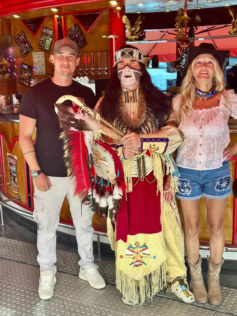 Messebesucher in Westernkleidung an der Truck-Bar