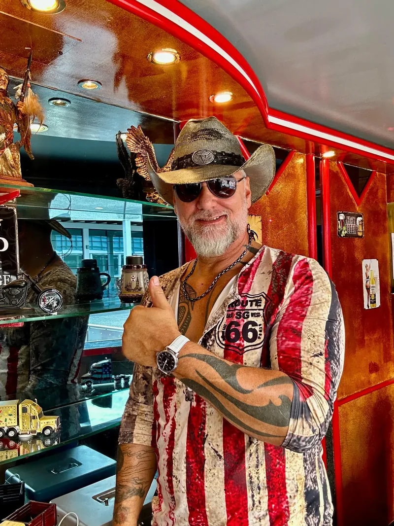 Gast im Stars-and-Stripes-Hemd an der Theke der Truck-Bar