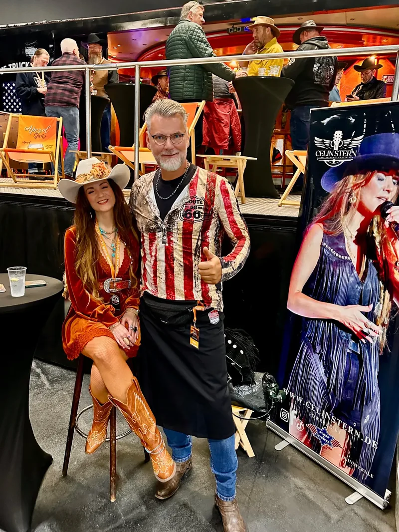 Gäste in Countrykleidung im Barbereich des Showtrucks