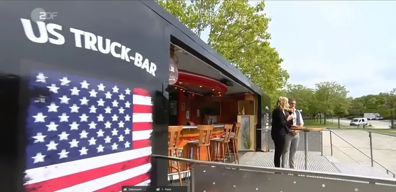 Die geöffnete Truck-Bar mit großer US-Flagge im Hintergrund