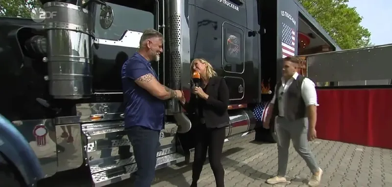 Gäste an der Truck-Bar am Rand des Sendegeländes