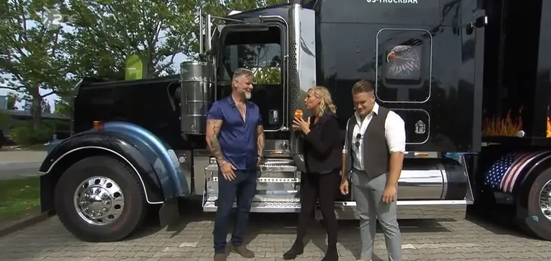 Team vor der Zugmaschine des Showtrucks