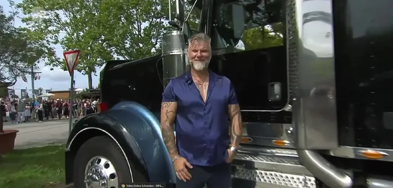 Der Fahrer an der Fahrerseite der Zugmaschine