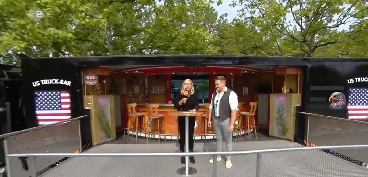 Der komplette Showtruck mit ausgefahrener Bar am Set