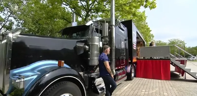 Die US Truck-Bar mit US-Flagge am Set des ZDF-Fernsehgartens