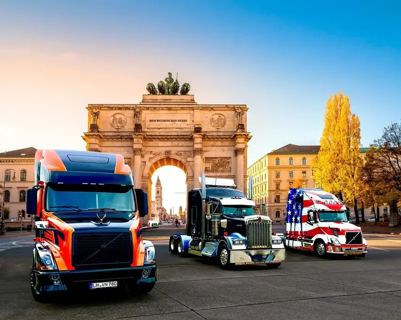 Zwei US-Showtrucks vor einem klassizistischen Torbogen