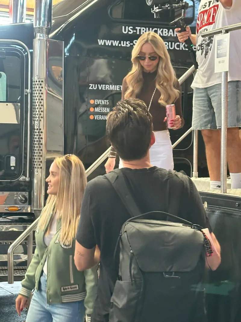 Messebesucher vor der US Truck-Bar mit Vermietungshinweis