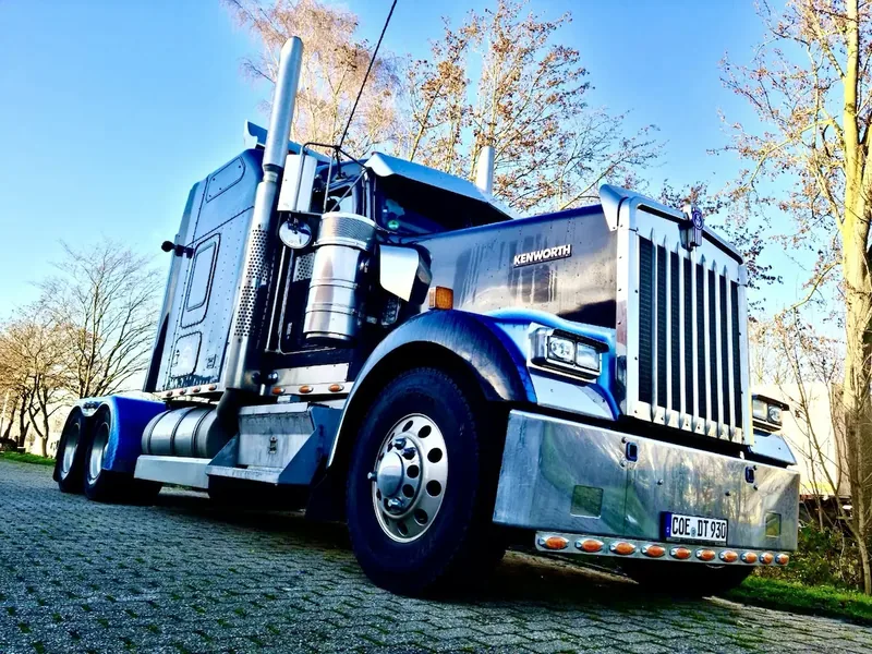 Der blaue Kenworth W900 mit verchromter Front aus der Froschperspektive