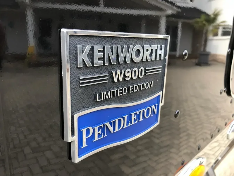Plakette „Kenworth W900 Limited Edition Pendleton“ am Truck