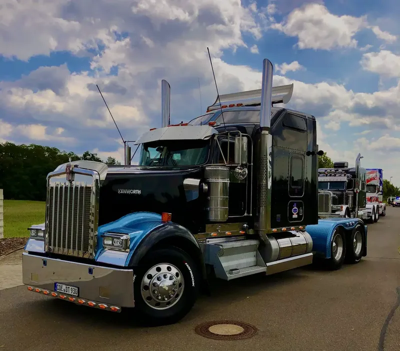 Schwarz-verchromter Kenworth W900 auf einem Truck-Treffen