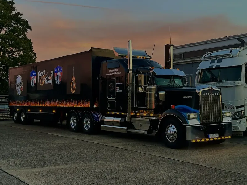 Der Kenworth mit Auflieger im Abendlicht