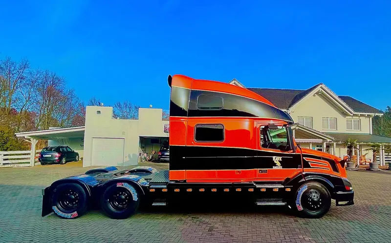 Seitenansicht der rot-schwarzen Zugmaschine „Over the Top“