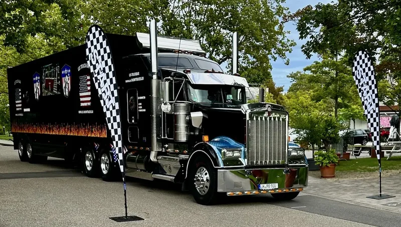 Der geschlossene Showtruck mit Zielflaggen-Auflieger im Freien