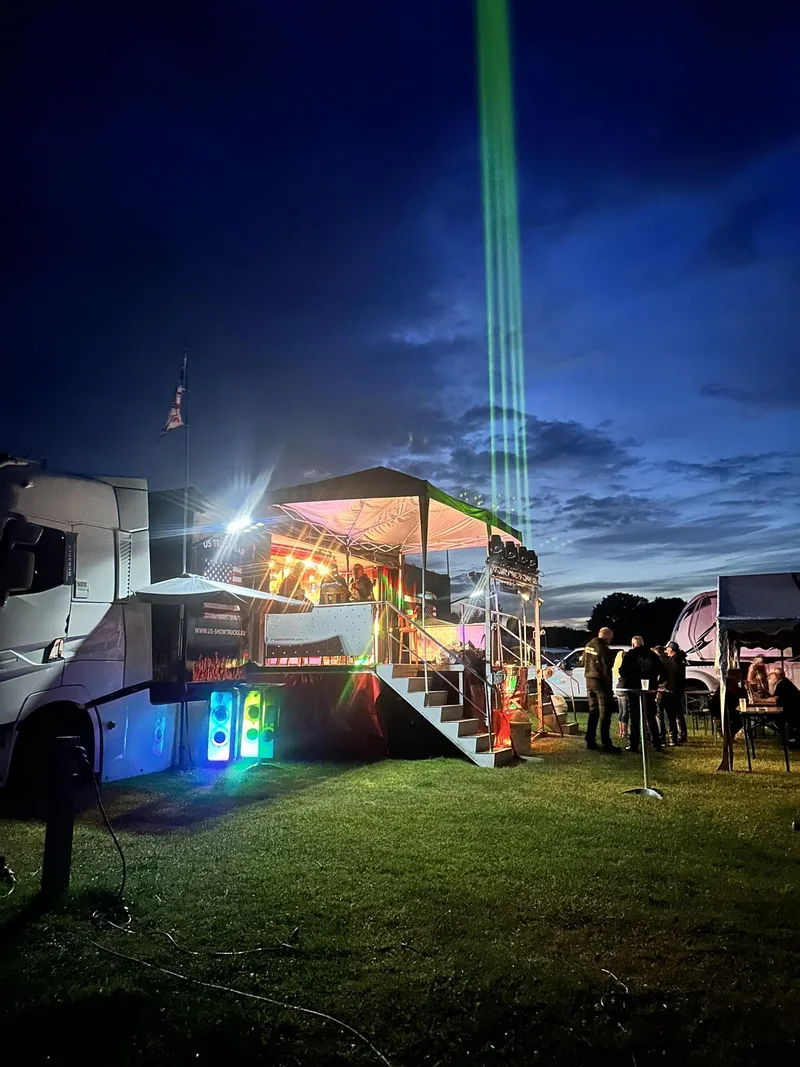 Grüne Laserstrahlen über der Showbühne bei Nacht