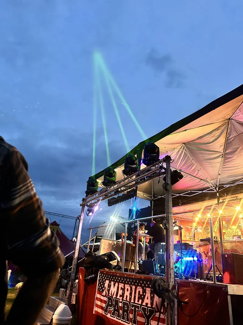 Die beleuchtete Bar mit Lasershow am Abend