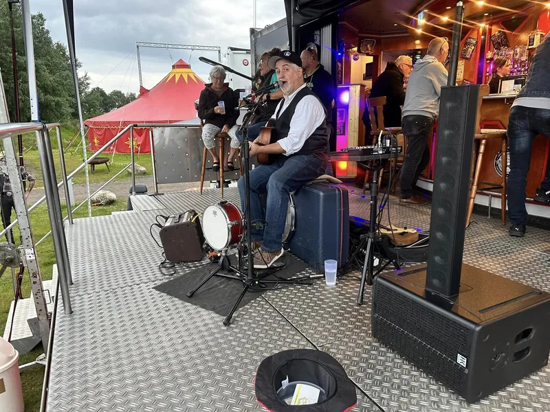 Band mit Schlagzeug beim Auftritt auf der Showbühne