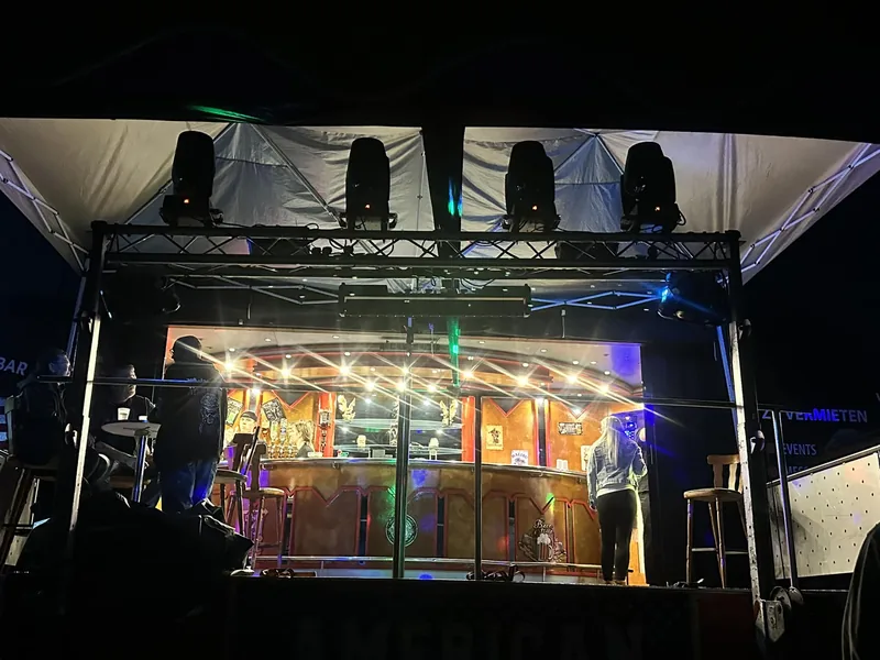 Die Showbühne bei Nacht mit Traversen und Lichttechnik