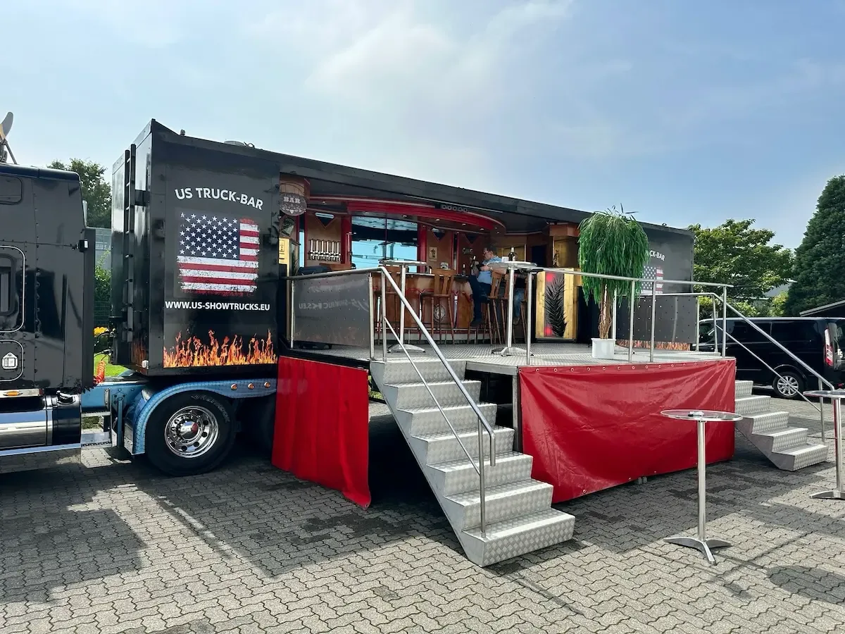 Der geöffnete Showtruck mit US-Flagge und roter Theke